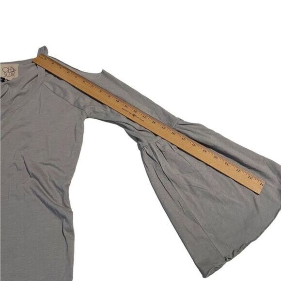 Chaser Gray Cold Shoulder Long Bell Sleeves Top Size M NWT - Picture 4 of 12